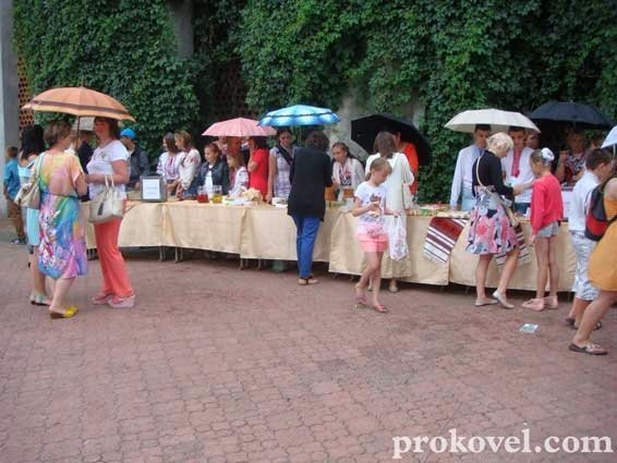 У Ковелі діти приготували смаколики, аби зібрати кошти для бійців АТО. ФОТО