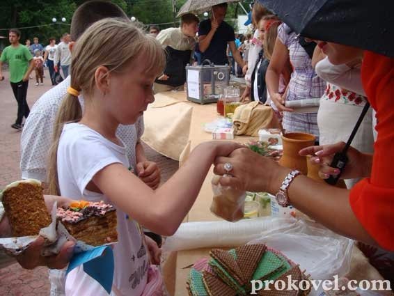 У Ковелі діти приготували смаколики, аби зібрати кошти для бійців АТО. ФОТО