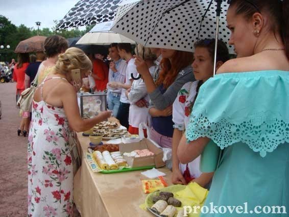 У Ковелі діти приготували смаколики, аби зібрати кошти для бійців АТО. ФОТО