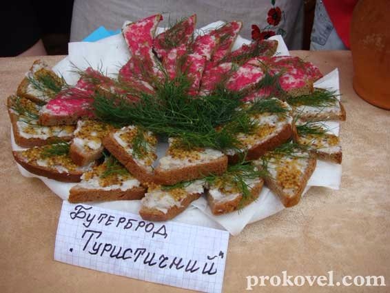 У Ковелі діти приготували смаколики, аби зібрати кошти для бійців АТО. ФОТО