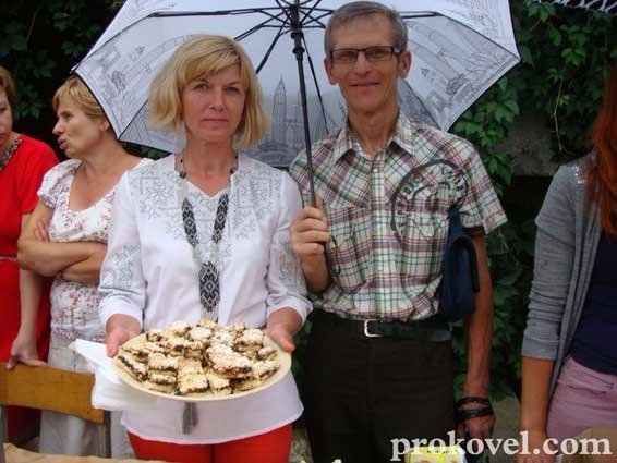 У Ковелі діти приготували смаколики, аби зібрати кошти для бійців АТО. ФОТО