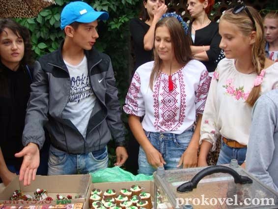 У Ковелі діти приготували смаколики, аби зібрати кошти для бійців АТО. ФОТО