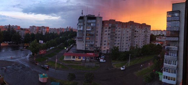 Гроза і захід сонця – яскраві світлини вечірнього неба над Луцьком