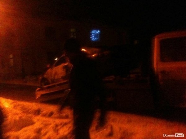 У Луцьку під елітним рестораном згоріла машина. ФОТО. ВІДЕО