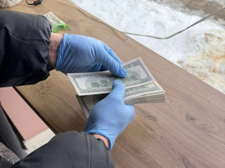 У Луцьку експрацівниця ТЦК  за 10 тисяч доларів «допомагала» чоловікам отримувати фіктивні діагнози