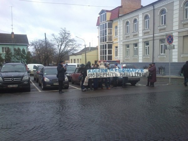 Під Луцькрадою знову мітингують через «Західінкомбанк». ФОТО