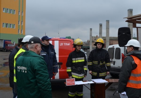 На луцькому підприємстві «гасили» пожежу та «рятували» людей. ФОТО
