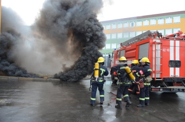 На луцькому підприємстві «гасили» пожежу та «рятували» людей. ФОТО