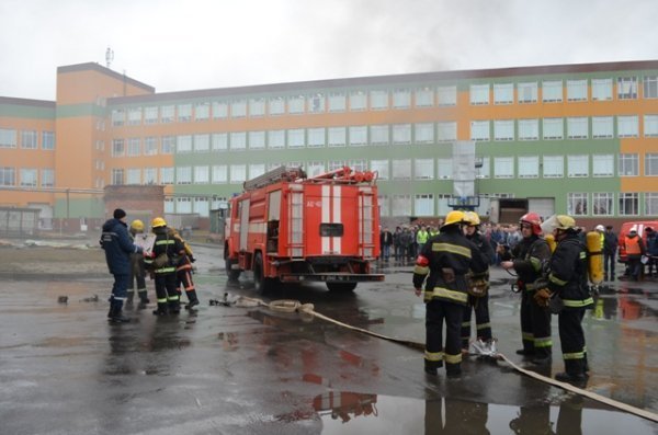 На луцькому підприємстві «гасили» пожежу та «рятували» людей. ФОТО