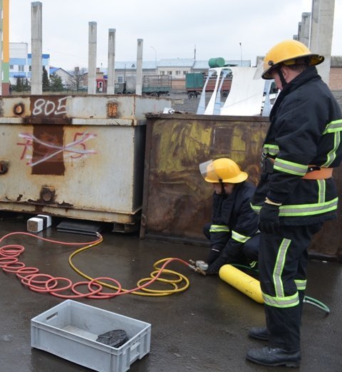 На луцькому підприємстві «гасили» пожежу та «рятували» людей. ФОТО