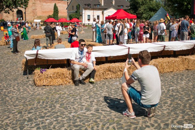 Середньовічні сукні, лицарські обладунки і давні забави: «Князівський бенкет» у Луцьку. ФОТО