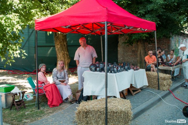 Середньовічні сукні, лицарські обладунки і давні забави: «Князівський бенкет» у Луцьку. ФОТО