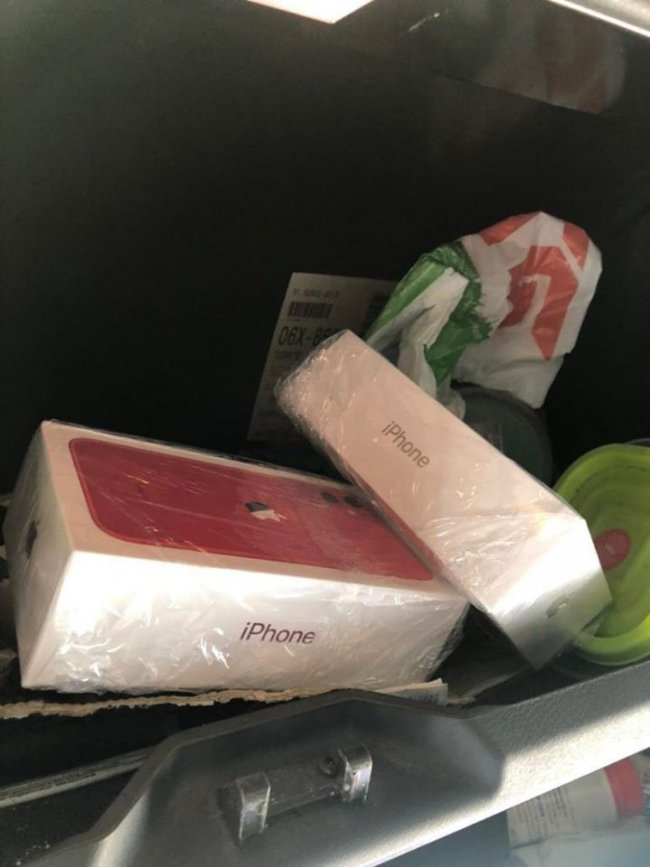 Волинські прикордонники вилучили «ліві» IPhone та Samsung майже на пів мільйона. ФОТО