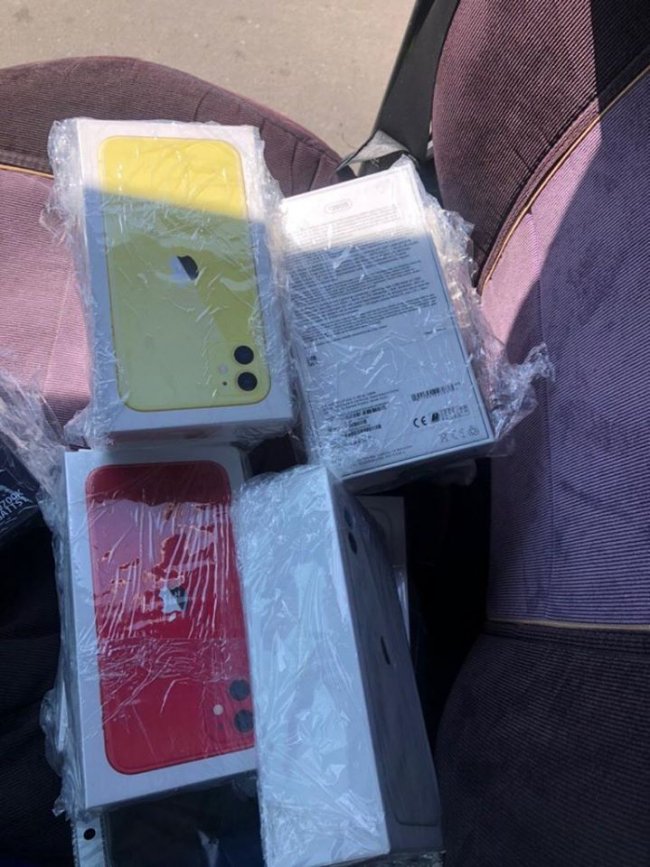 Волинські прикордонники вилучили «ліві» IPhone та Samsung майже на пів мільйона. ФОТО