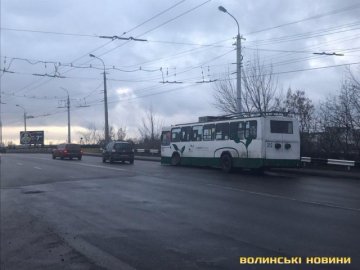 У Луцьку на мосту в тролейбуса викрутило колесо. ФОТО