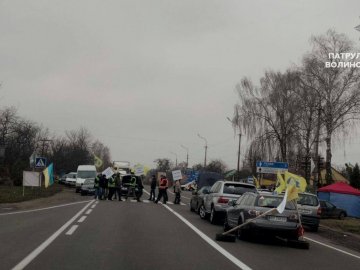 На трасі під Луцьком продовжують протестувати «євробляхарі». ВІДЕО