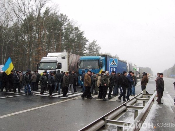 На Волині невдоволені ветерани МВС перекрили міжнародну трасу
