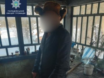 Жив у напіврозваленій хаті і в холоді: зворушлива історія порятунку пенсіонера з Волині