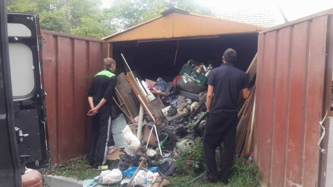 Замість авто –  мотлох: муніципали показали, що лучани зберігають в гаражах. ФОТО