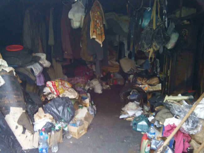 Замість авто –  мотлох: муніципали показали, що лучани зберігають в гаражах. ФОТО