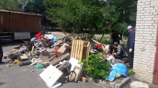 Замість авто –  мотлох: муніципали показали, що лучани зберігають в гаражах. ФОТО