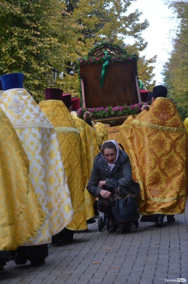 Священнослужителі пронесли через центр Луцька церковні святині. ФОТО