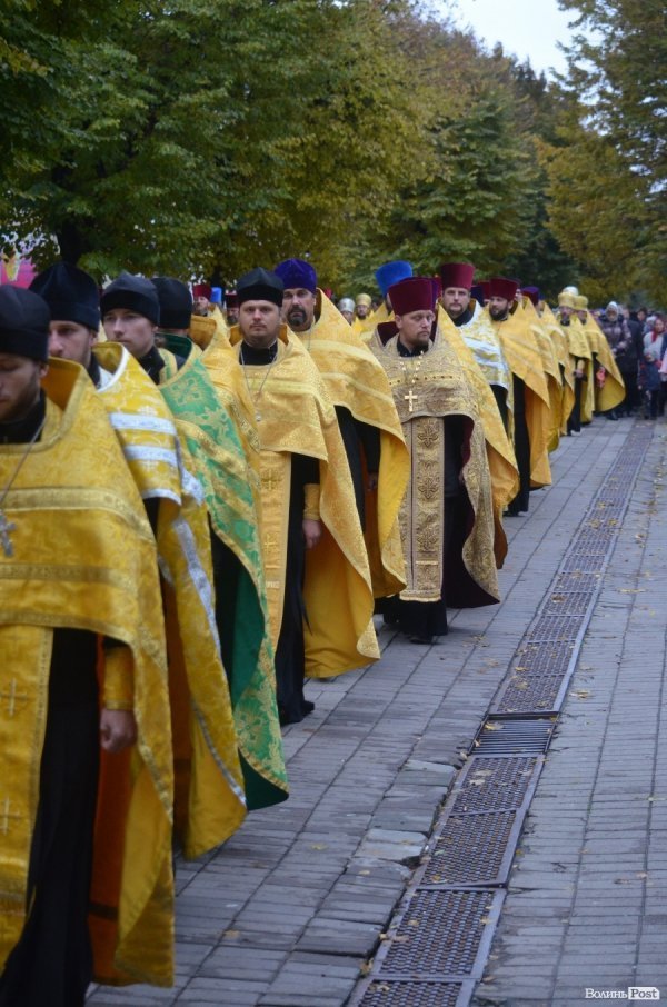 Священнослужителі пронесли через центр Луцька церковні святині. ФОТО