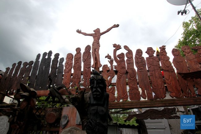 Наче луцький «Будинок з химерами»: скульптор з Володимира дає дереву «друге життя». ФОТО