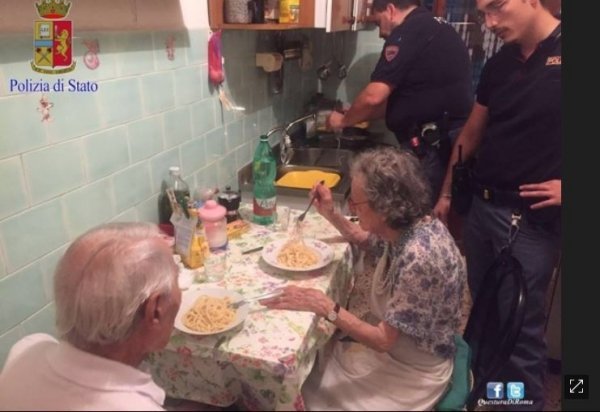 Італійські поліцейські нагодували самотню сімейну пару, яка плакала в зачиненій квартирі. ФОТО