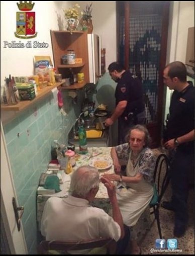 Італійські поліцейські нагодували самотню сімейну пару, яка плакала в зачиненій квартирі. ФОТО