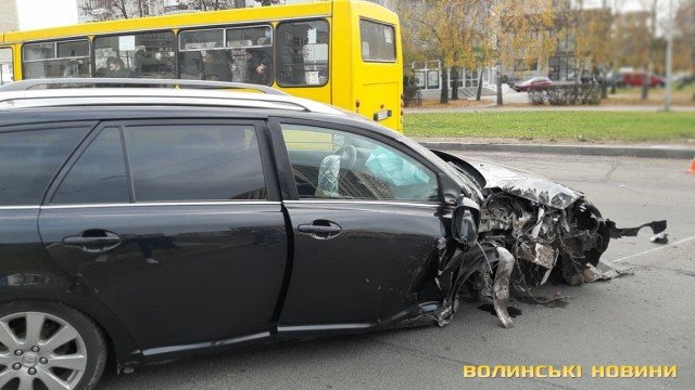 У Луцьку автомобіль влетів у бетонний стовп. ФОТО
