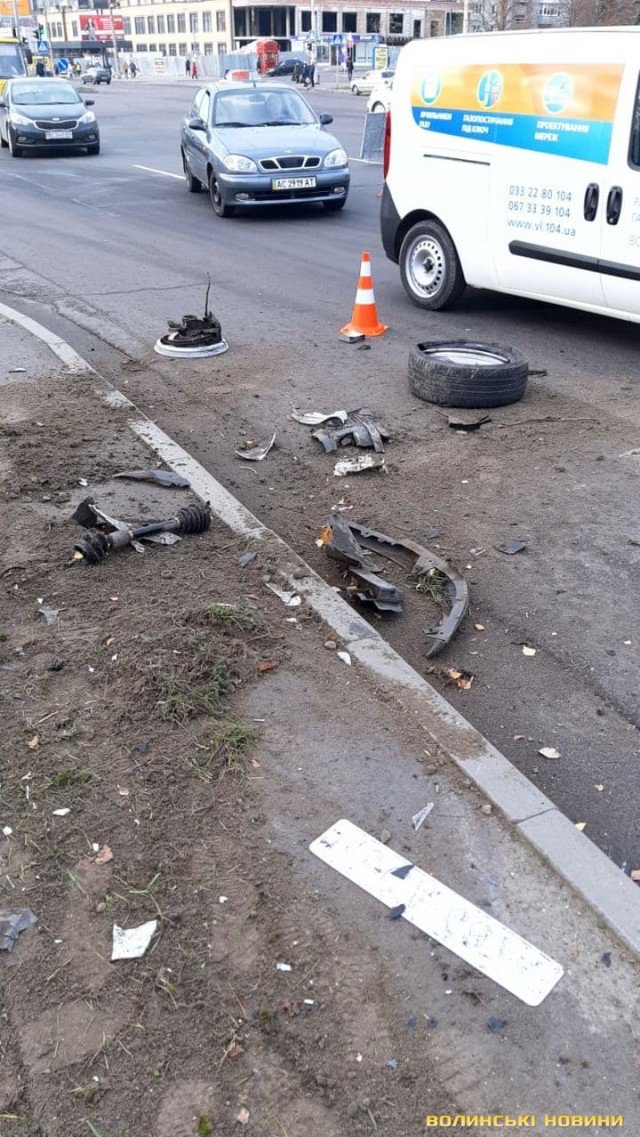 У Луцьку автомобіль влетів у бетонний стовп. ФОТО