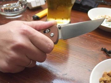 На Волині під час пиятики пенсіонер підрізав молодика