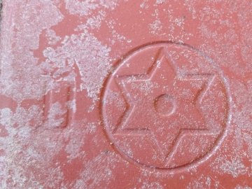 У музей на Волині передали сторічну кераміку, яку знайшли під старою підлогою