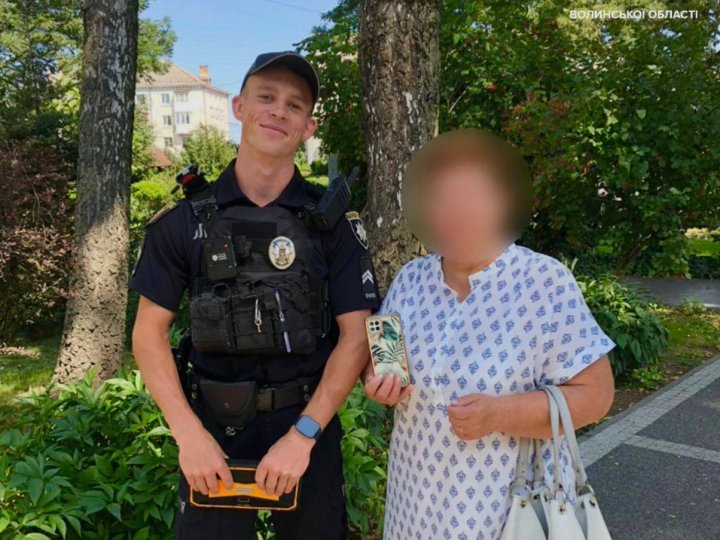 У Луцьку патрульні повернули телефон власниці