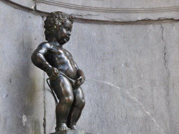 П'яні справляють нужду в темному закутку поблизу луцької мерії