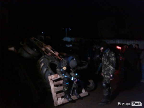 Базу ВВшників у Луцьку «стереже» сотня активістів. ФОТО