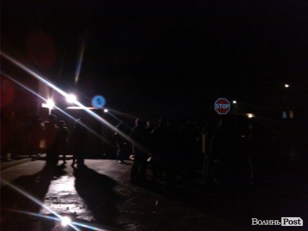 Базу ВВшників у Луцьку «стереже» сотня активістів. ФОТО