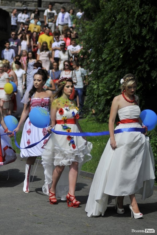 Парад наречених у Луцьку. ФОТО
