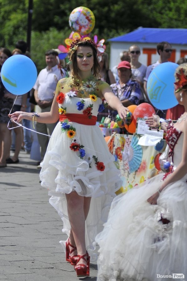 Парад наречених у Луцьку. ФОТО
