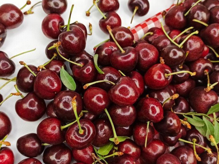 Ціни не перестають дивувати: скільки коштує черешня на Волині
