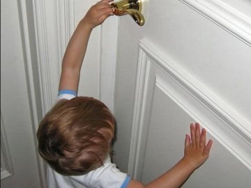 У селищі на Волині врятували однорічну дитину, яка зачинилася у квартирі