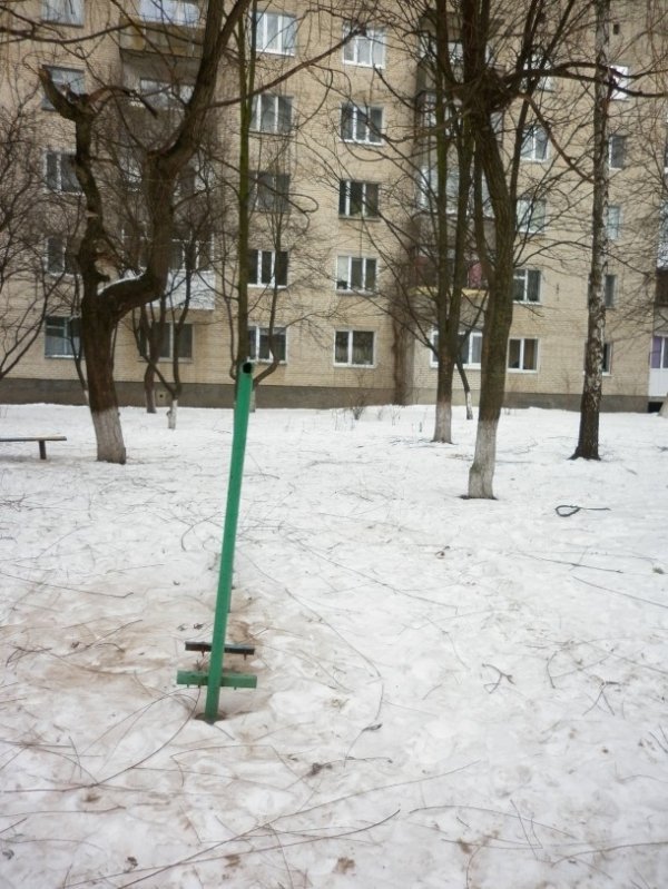 Занедбаний дитячий майданчик у Луцьку. ФОТО