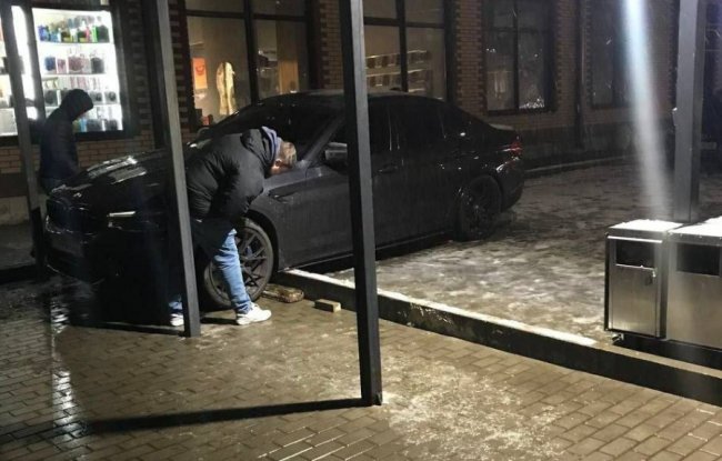 У Луцьку авто в'їхало  у зупинку навпроти «Гостинця»