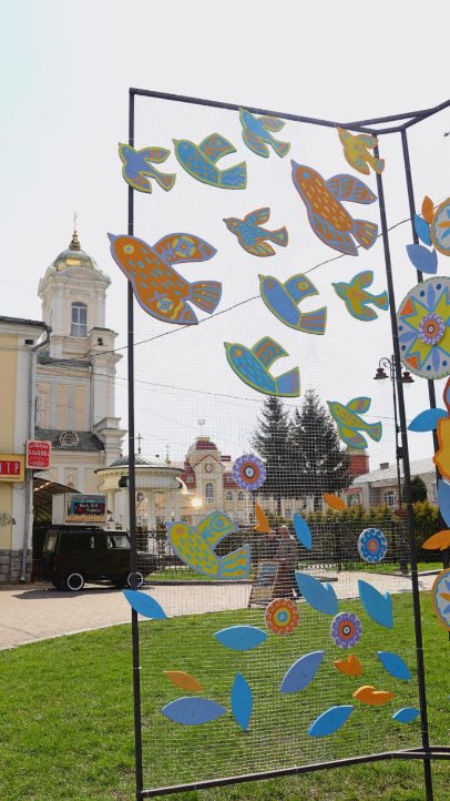 Центр Луцька прикрасили до Великодня. ФОТО