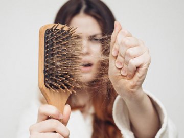 Осіннє випадіння волосся: як боротися і чи потрібно