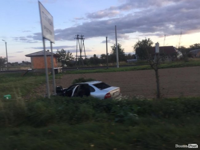 В аварії на Волині Opel з траси відкинуло у город. ФОТО
