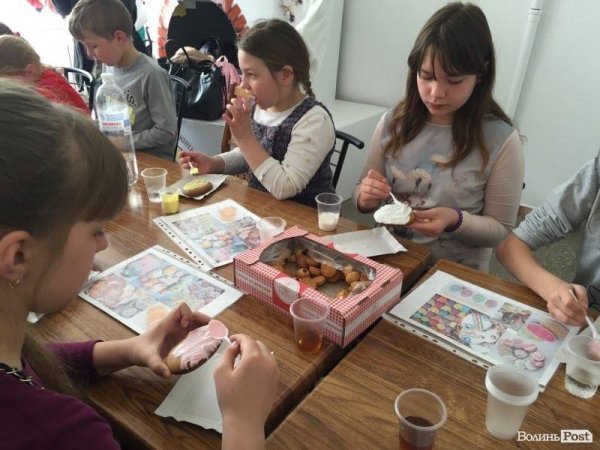 Луцька малеча розписувала їстівну писанку. ФОТО