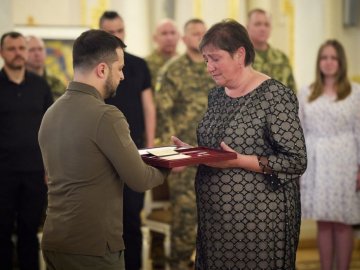 Президент вручив орден «Золота Зірка» матері загиблого Героя з Волині Романа Марценюка 