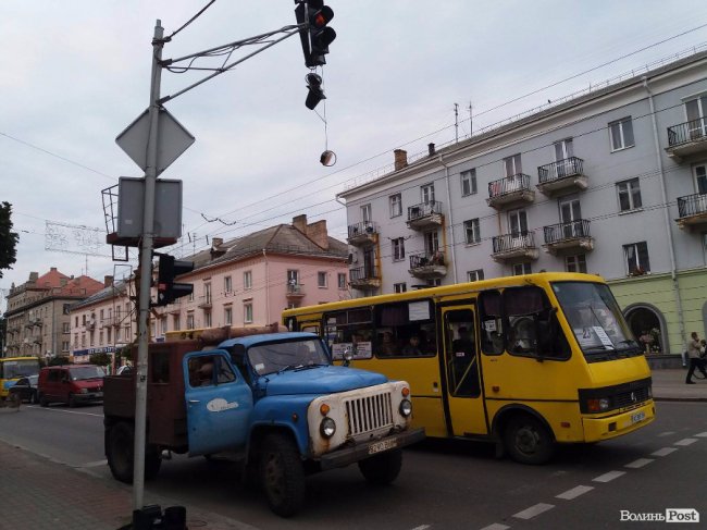 У Луцьку тролейбус втаранився у світлофор 